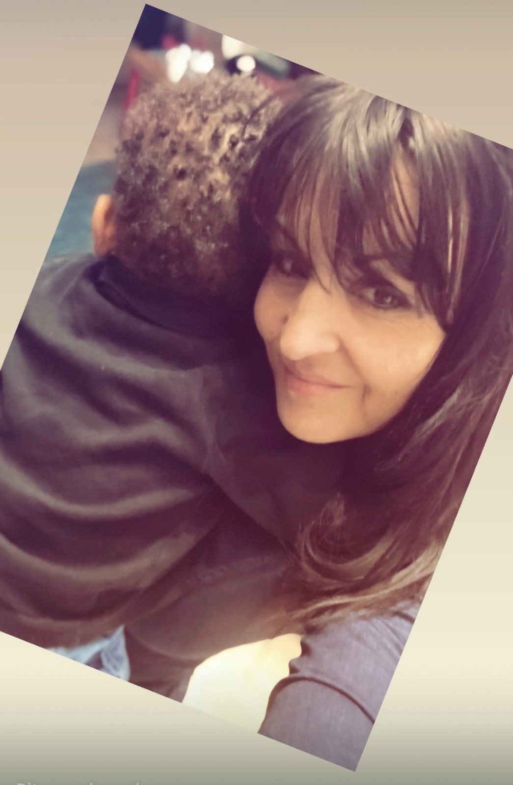 Aurélie enceinte, debout dans l’embrasure d’une porte.